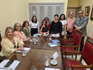 Francisco Pinheiro, representando o TRT; Débora Cordeiro Costa, Coordenadora do Núcleo de Gestão Documental e Biblioteca da Justiça Federal – TRF2; Regina Helena da Conceição Reis, da área de Arquivologia e História do TRF2; Yasmin Ferraz Dutra Vargas, da área de História do TRF2; Rodrigo Costa Japiassu, Chefe da Seção de Gestão da Informação e Memória do TRE; Alessandra Elias, do Departamento de Gestão de Acervos Arquivísticos do TJRJ; e Siléa Macieira, Diretora do Museu da Justiça, juntamente com Tayná Louise de Maria e Maria Francisca, assessoras técnicas do Museu da Justiça.