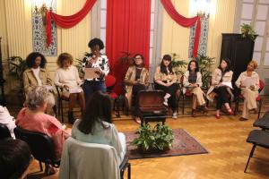 A museóloga Janaína recita poema da autora Adélia Prado, Troca de Livros em Homenagem a Adélia Prado