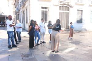 A historiadora Lydia de Carvalho faz o guiamento da Visita “Ao Redor da Justiça”