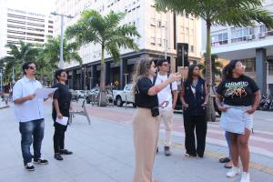 A historiadora Lydia de Carvalho faz o guiamento da Visita “Ao Redor da Justiça”