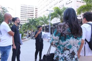 A historiadora Tayná Louise de Maria faz o guiamento da Visita “Ao Redor da Justiça”