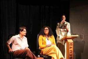 Giuliano de Miranda e Joana Oscar e a mediadora Maria Julia