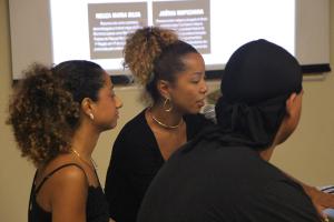 As arte educadores Lívia Prado e Izadora Alves