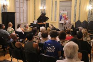 Sergio Costa e Silva faz a apresentação do concerto