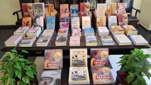 Doação de livros realizada pela Editora Cândido
