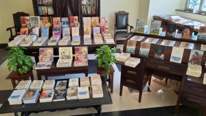 Doação de livros realizada pela Editora Cândido