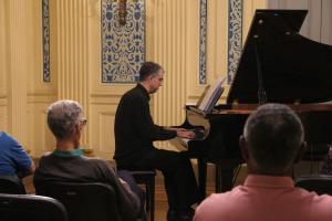 Leandro Turano, pianista, se apresenta no Música no Museu