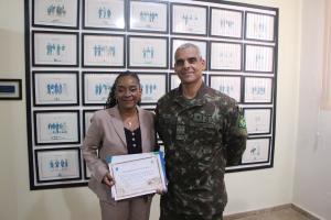 Janaína Magalhães recebe homenagem do Museu do Exercito