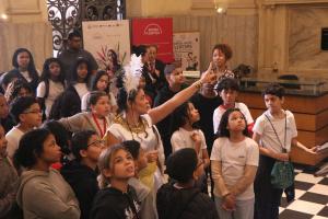 Visita com as Deusas Maat e Themis recebe escola Municipal