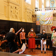 Fotografia de um grupo partipando da visita mediada Da Pedra ao Palácio.