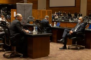 Observado pelo relator do processo, deputado Waldeck Carneiro, ex-governador Wilson Witzel é interrogado em uma das sessões do Tribunal Especial Misto