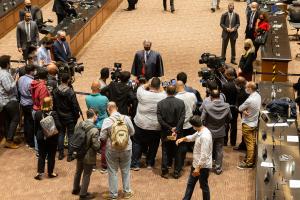 Desembargador Henrique Carlos de Andrade Figueira, presidente do TJRJ no biênio 2021-2022, realizando entrevistas após a decisão do Tribunal Especial Misto de afastar Wilson Witzel do cargo de governador