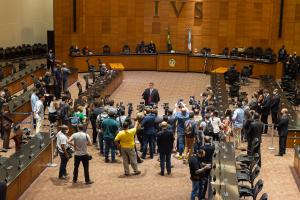 Desembargador Claudio de Mello Tavares, presidente do TJRJ no biênio 2019-2020, realizando entrevistas após sessão do Tribunal Especial Misto 