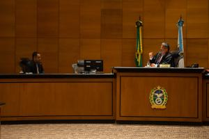 Testemunha presta depoimento e é questionada pelo desembargador Claudio de Mello Tavares durante sessão no Tribunal Especial Misto