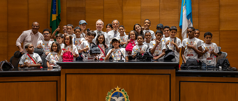 Presidente do TJRJ, desembargador Ricardo Rodrigues Cardozo, tirou foto  com todas as  crianças  e jovens  do projeto no Plenário Ministro Waldemar Zveiter