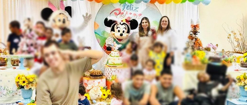 Imagem de crianças e adolescente comemorando o lanche da Páscoa na Vara da Infância, da Juventude e do Idoso de Duque de Caxias 