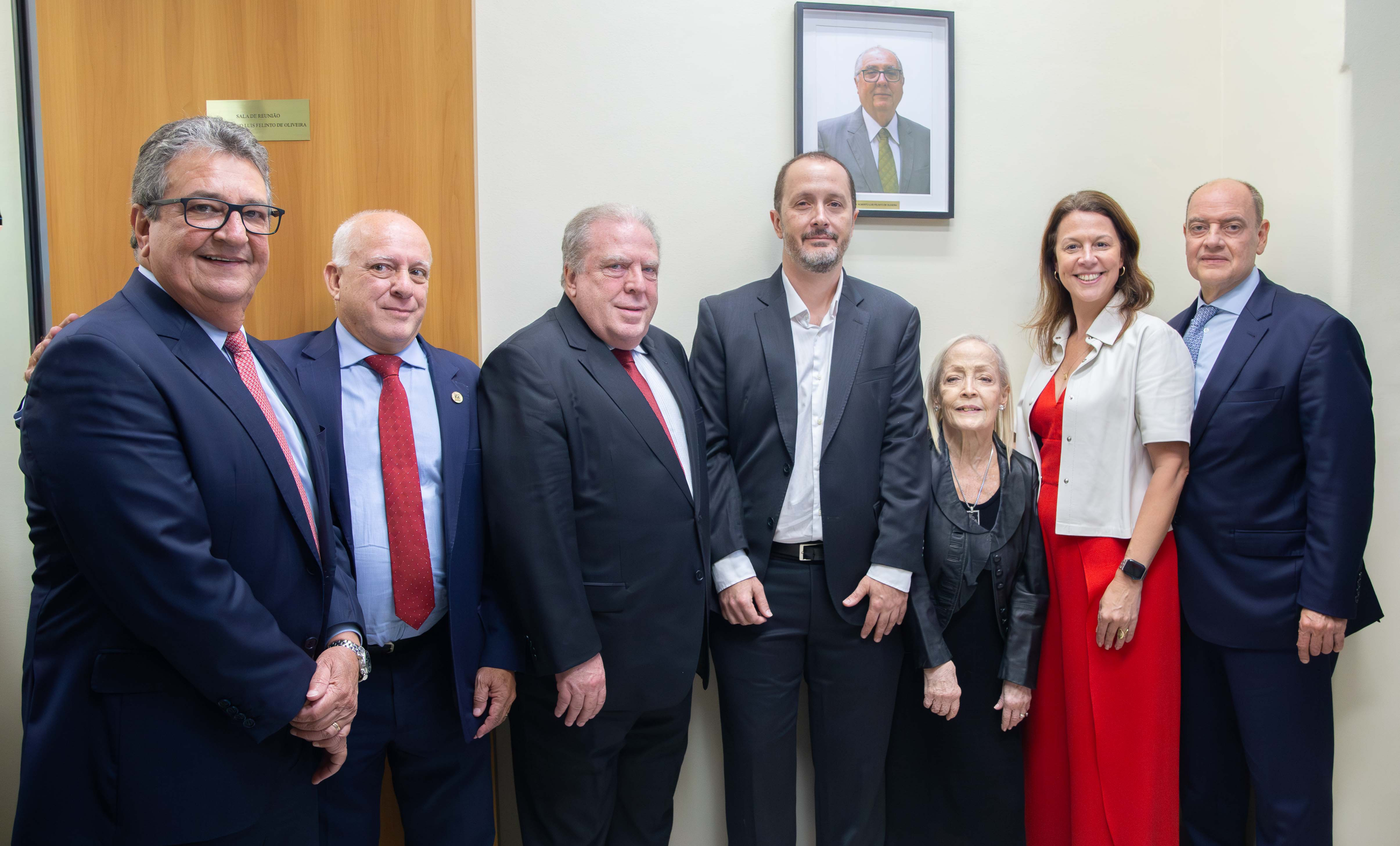 Da esquerda para a direita: os desembargadores Antônio Siqueira, Claúdio dell'Orto e Fernando Cabral; Roberto e Márcia Imbuzeiro de Oliveira; a presidente da Amaerj, Eunice Haddad; e o presidente do TJRJ, Ricardo Couto de Castro 