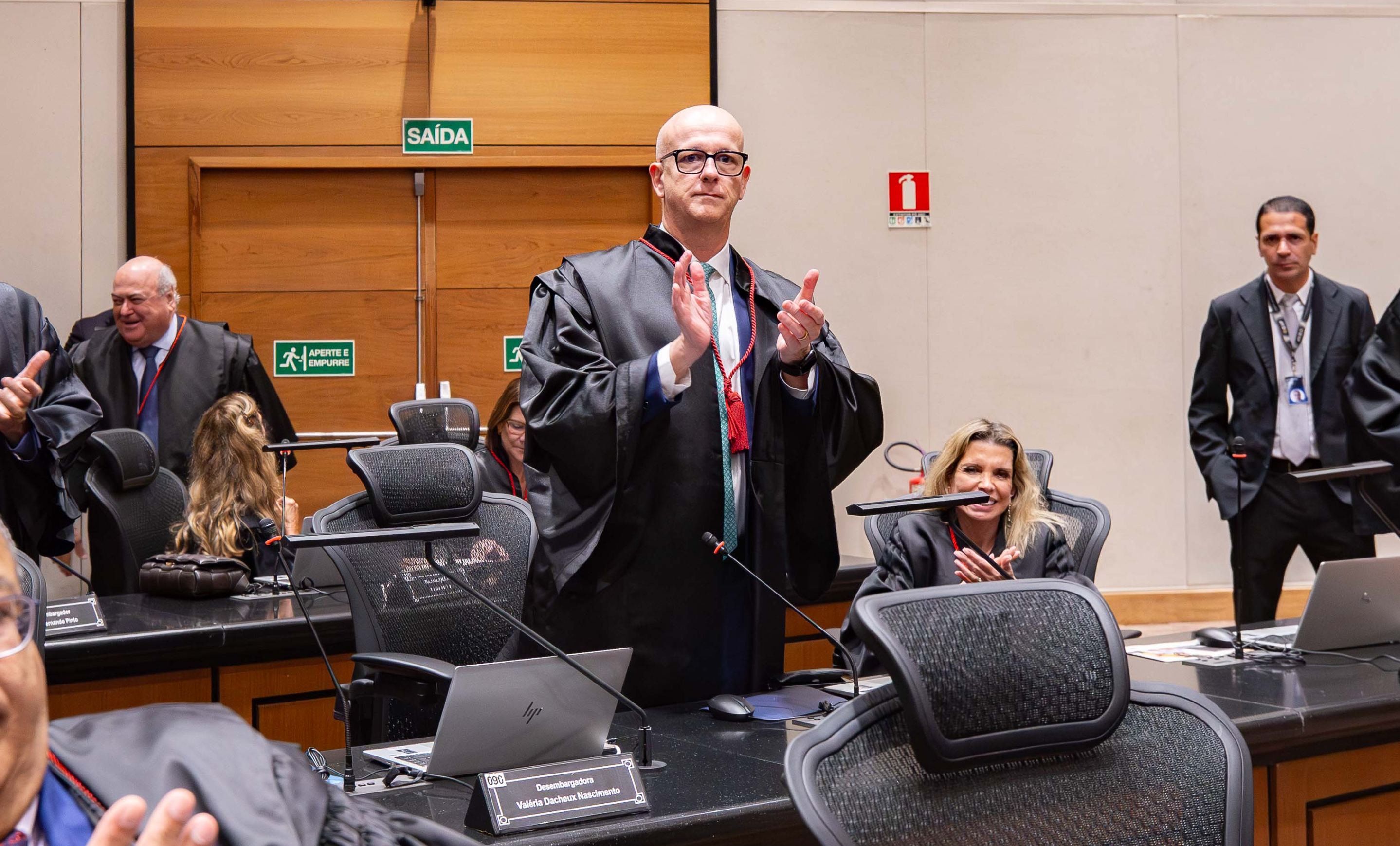 Imagem do desembargador Fernando Cerqueira Chagas no Tribunal Pleno 