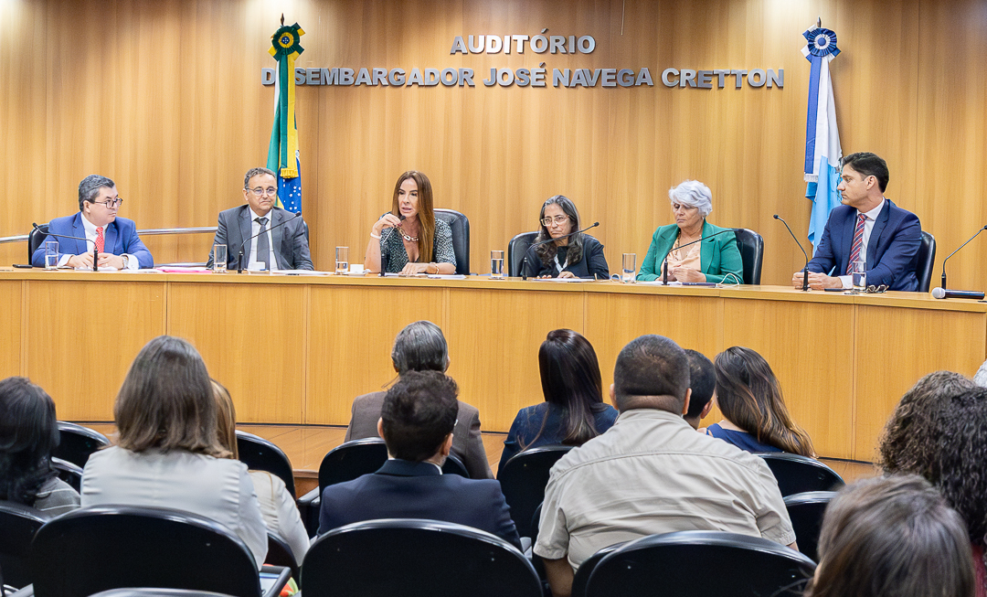 Da esquerda para a direita, estão à mesa os desembargadores Vitor Marcelo Aranha Afonso Rodrigues, Marco Aurélio Bezerra de Melo, Renata Machado Cotta, Claudia Maria de Oliveira Motta e os juízes Lysia Maria da Rocha Mesquita e Sandro Pitthan Espíndola