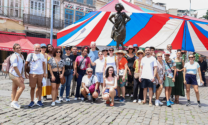 Participantes da 3ª Trilha da Memória se reuniram em frente à estátua de Mercedes Baptista, a primeira bailarina negra do Theatro Municipal 