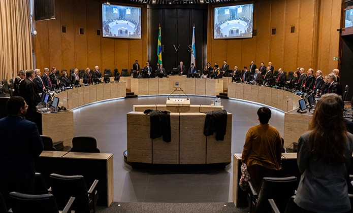 Os desembargadores do Órgão Especial fazem um minuto de silêncio em homenagem ao ministro Waldemar Zveiter na sessão desta segunda-feira (5/8)