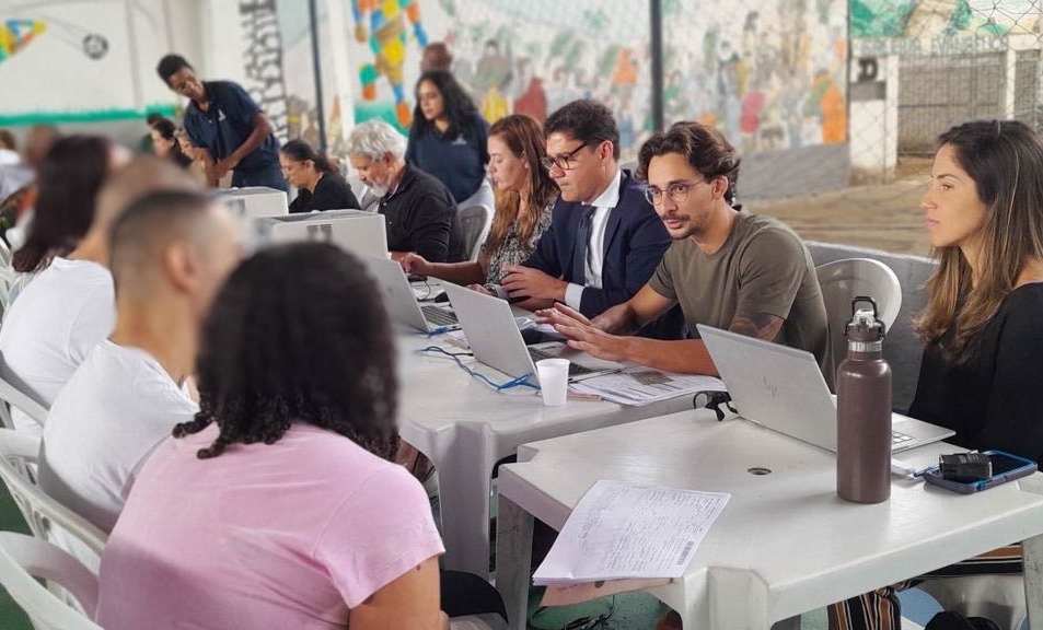 A imagem mostra os juízes do TJRJ atendendo a população carcerária do Presídio Evaristo de Moraes.