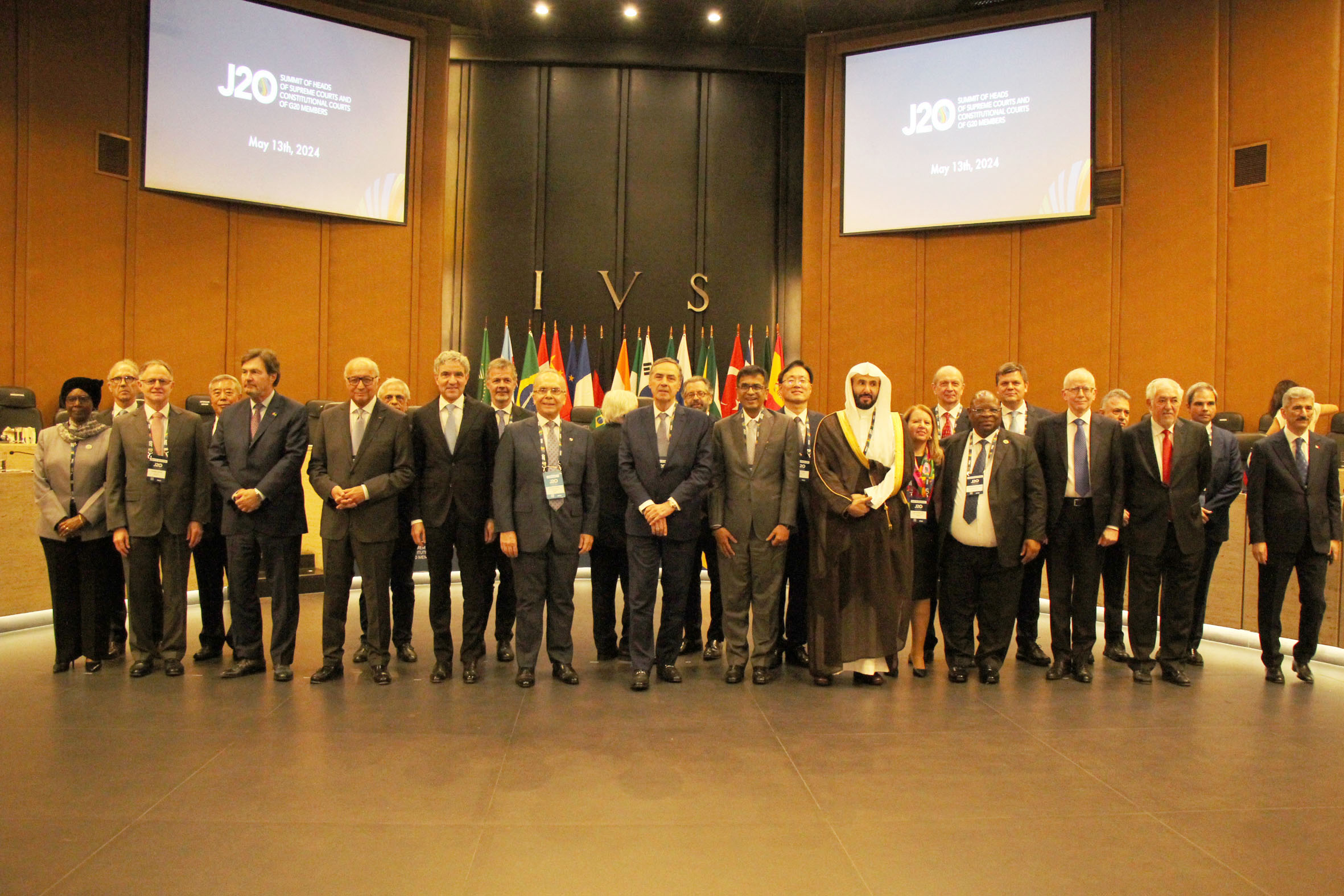O presidente do STF, ministro Luís Roberto Barroso, e o presidente do TJRJ, desembargador Ricardo Rodrigues Cardozo, com representantes das Supremas Cortes e dos Tribunais Constitucionais dos países integrantes do G20   