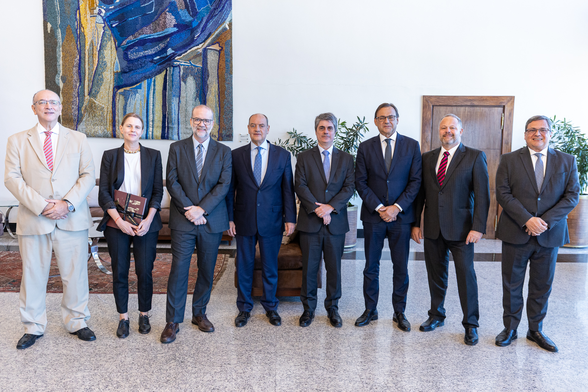 Da esquerda para a direita: o desembargador João Ziraldo Maia; a editora executiva do jornal O Globo Letícia Sander; o diretor de Redação do jornal O Globo, Alan Gripp; o presidente do TJRJ, desembargador Ricardo Couto de  Castro; o diretor jurídico das Organizações Globo, Antonio Cláudio Ferreira Netto; e os desembargadores Elton Leme, Carlos Eduardo Freire Roboredo e Ricardo Alberto Pereira posam para afoto no Salão Nobre do TJRJ. 