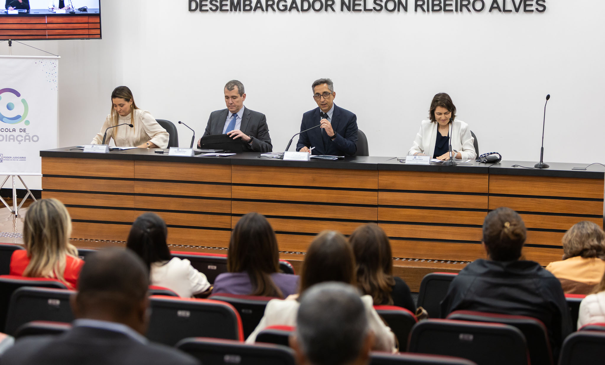 Da esquerda para a direita na mesa: a professora Flávia Hill; o desembargador Humberto Dalla Bernardina; o desembargador César Cury; e a professora Cátia Cebola no Auditório Desembargador Nelson Ribeiro Alves. . 