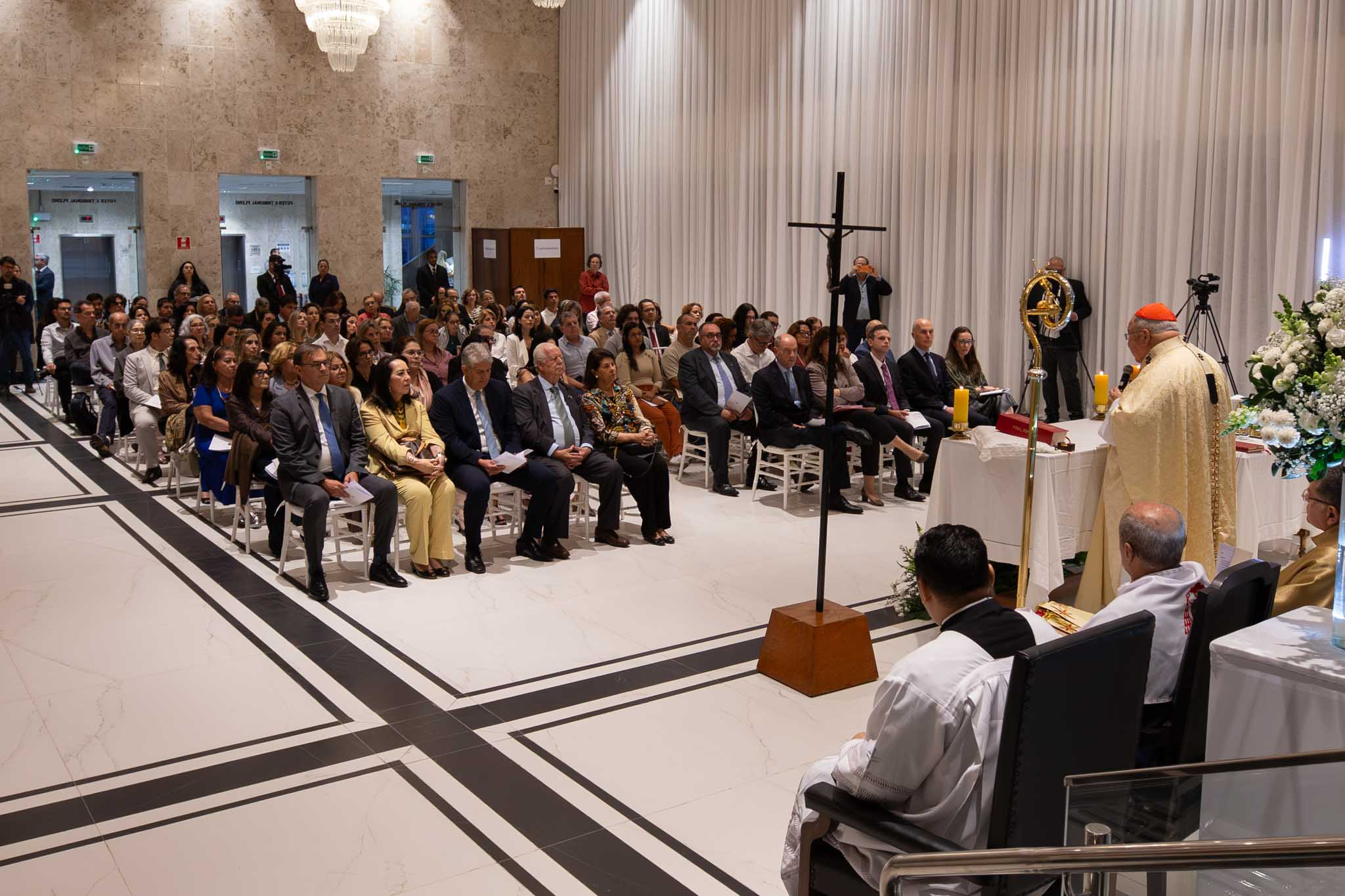 Magistrados e servidores participam da missa realizada pelo arcebispo metropolitano de São Sebastião do Rio de Janeiro, cardeal Orani João Tempesta, no Foyer do Órgão Especial.