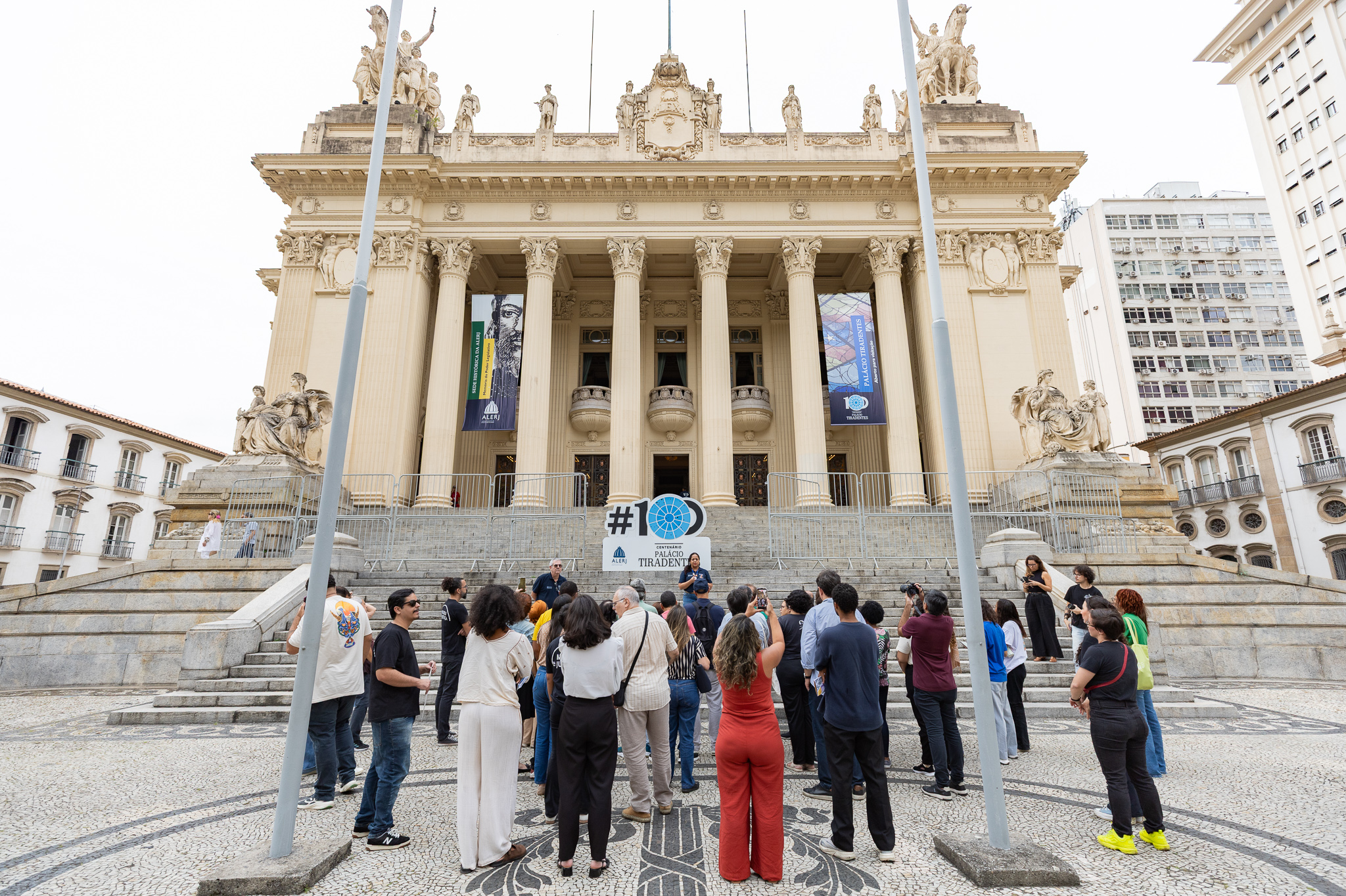 O grupo em frente ao Palácio Tiradentes