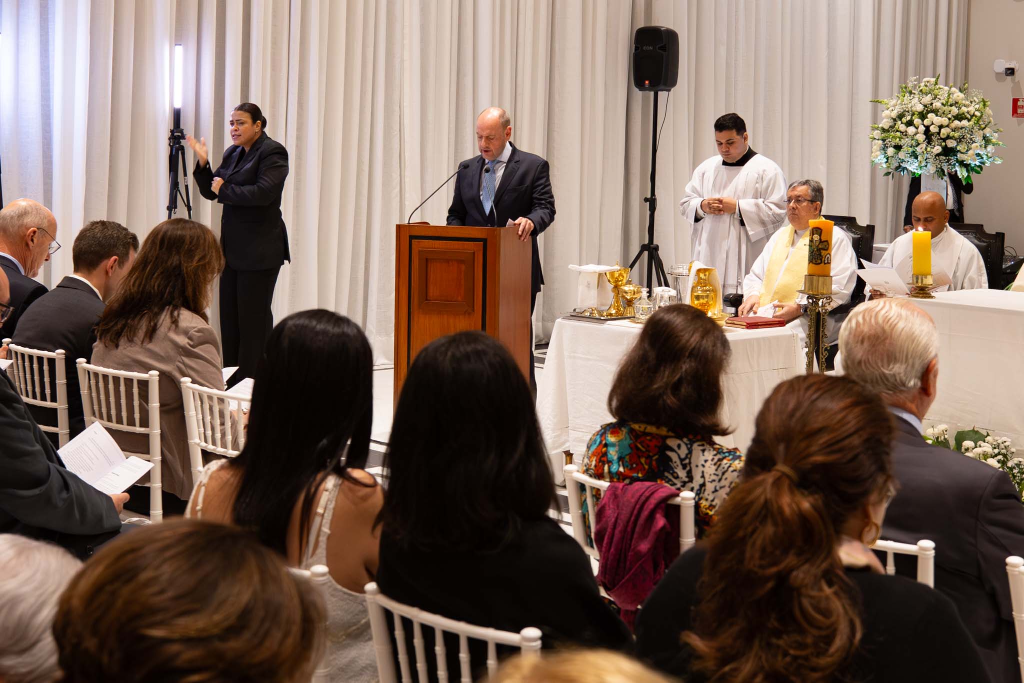 O presidente do TJRJ, desembargador Ricardo Couto, lê um dos textos durante a celebração da missa. 