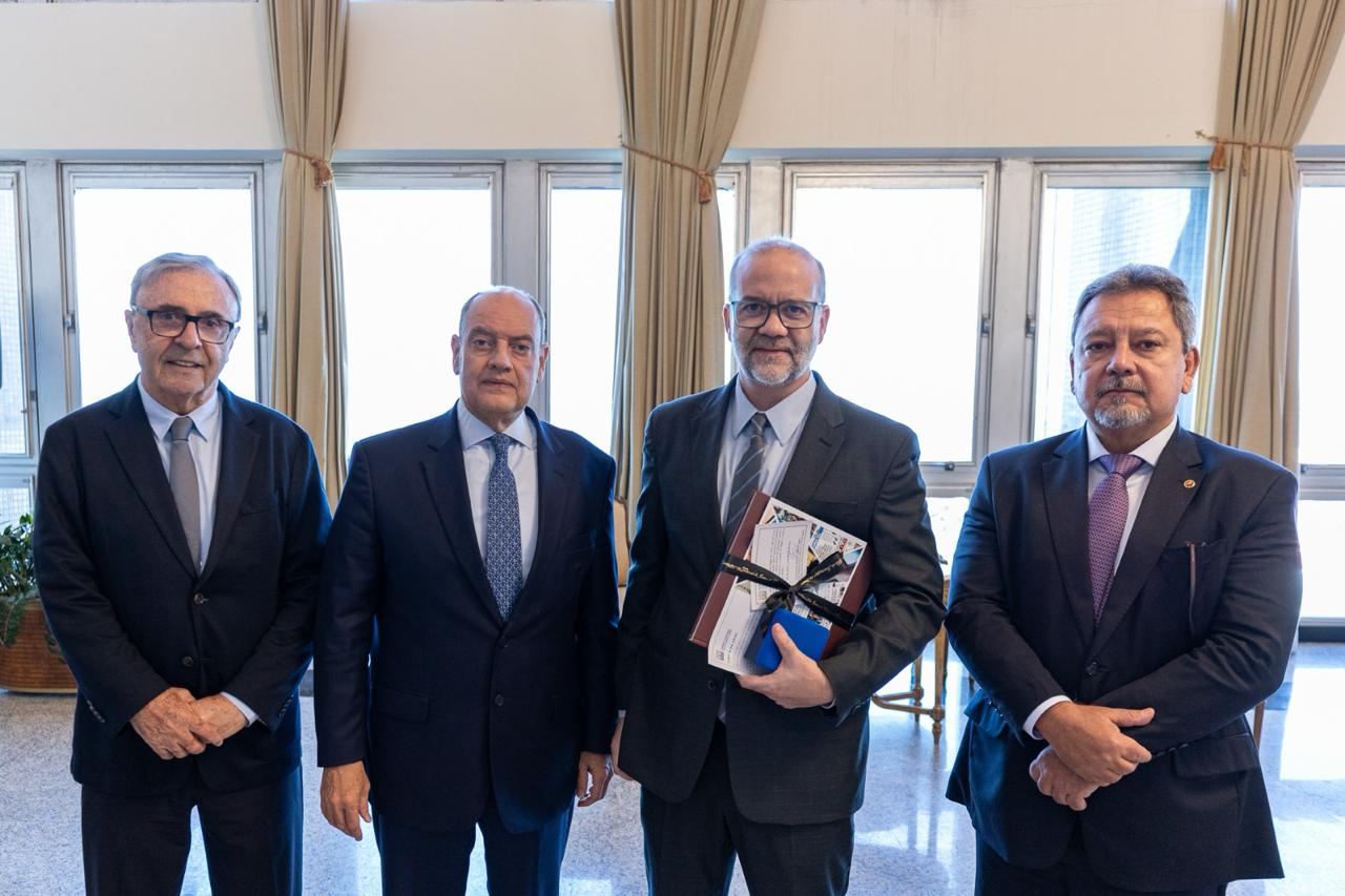 O secretário-geral de Comunicação Social do TJRJ José Carlos Tedesco; o presidente do TJRJ, desembargador Ricardo Couto de Castro; o diretor de Redação do jornal O Globo Alan Gripp; e o procurador-geral de Justiça Antonio José Moreira no Salão Nobre do Fórum Central.