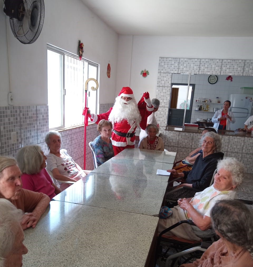 Idosos acolhidos em instituição receberam a visita de Papai Noel e receberam presentes