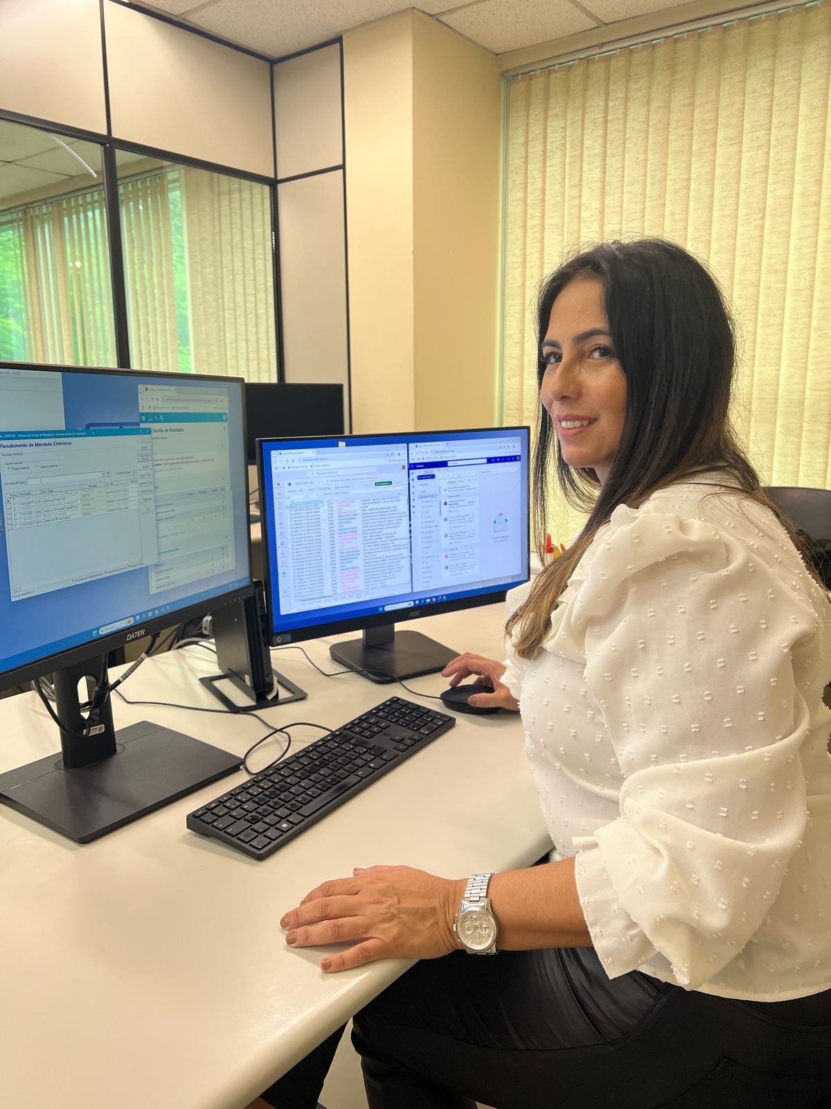 Foto de Adriana Ribeiro Bacelar, oficial de justiça avaliador (OJA), na Central de Mandados da Barra da Tijuca