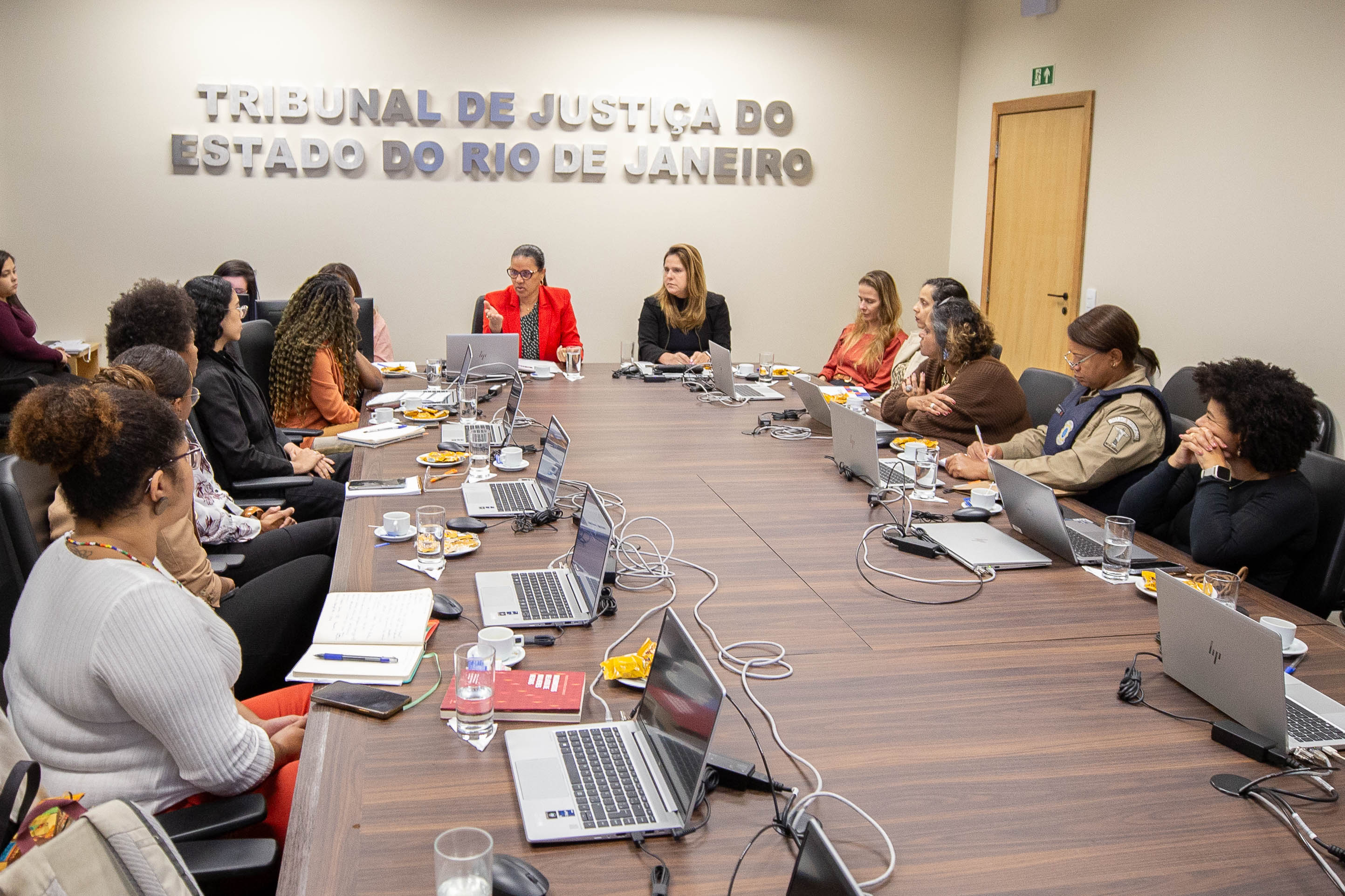 Imagem da mesa de reunião com integrantes do Grupo de Trabalho