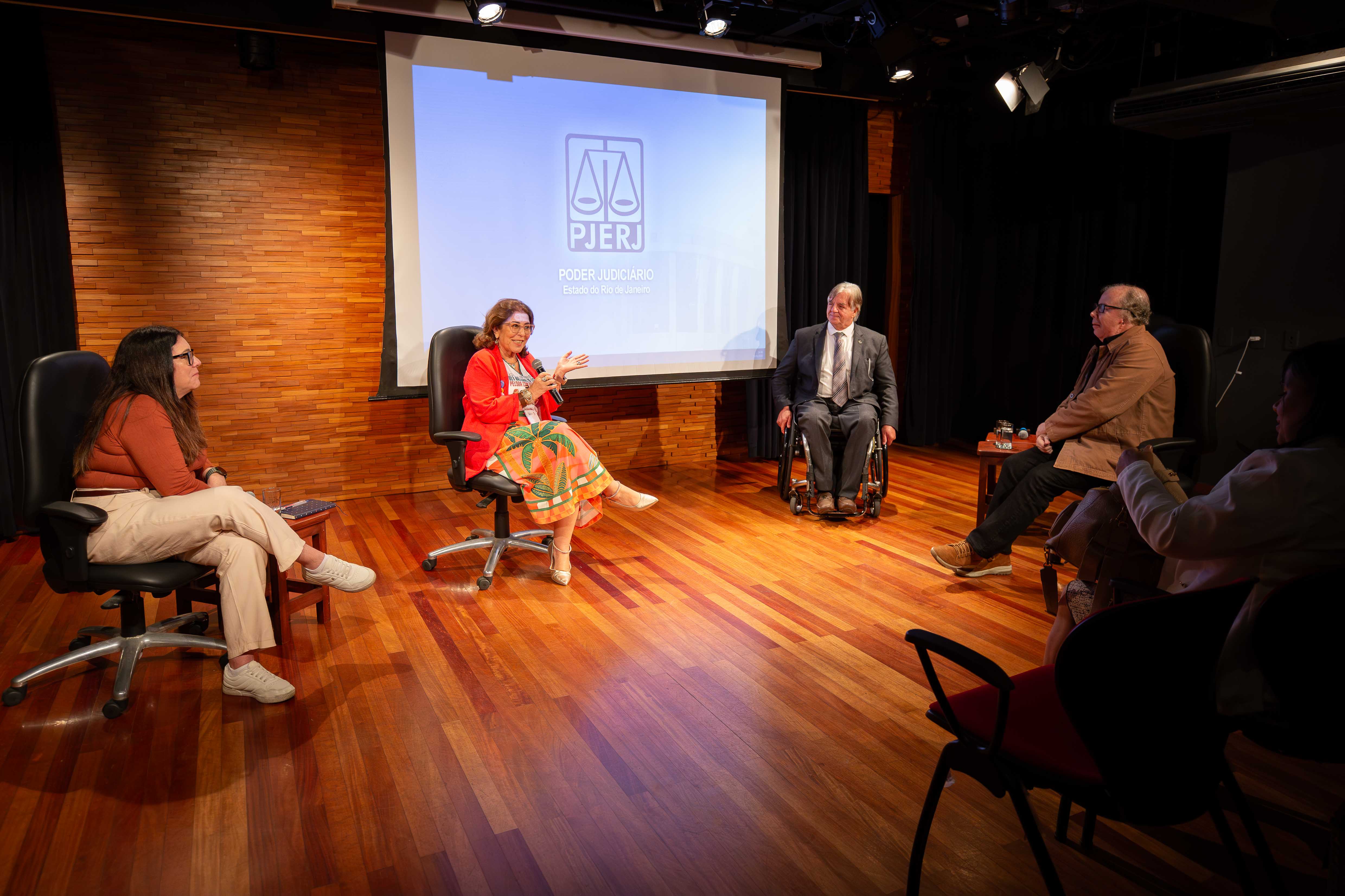Imagem do palco da Sala Multiuso da roda de conversa 