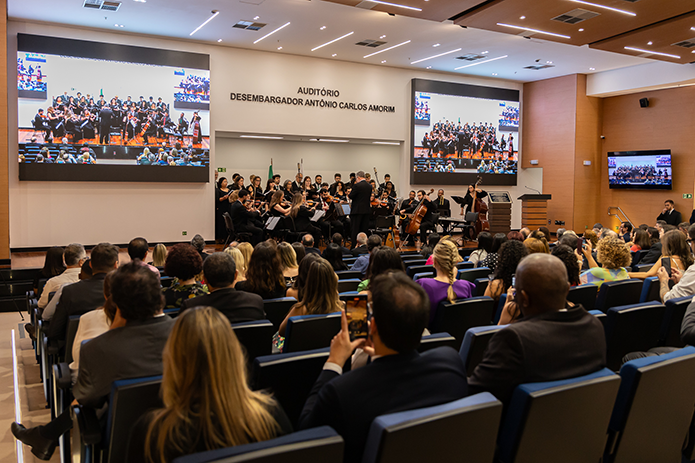 A Orquestra de Câmara e o Coral da Universidade Católica de Petrópolis, sob a regência do maestro Antônio Carlos Gastão, se apresentaram para o público presente à cerimônia de inauguração