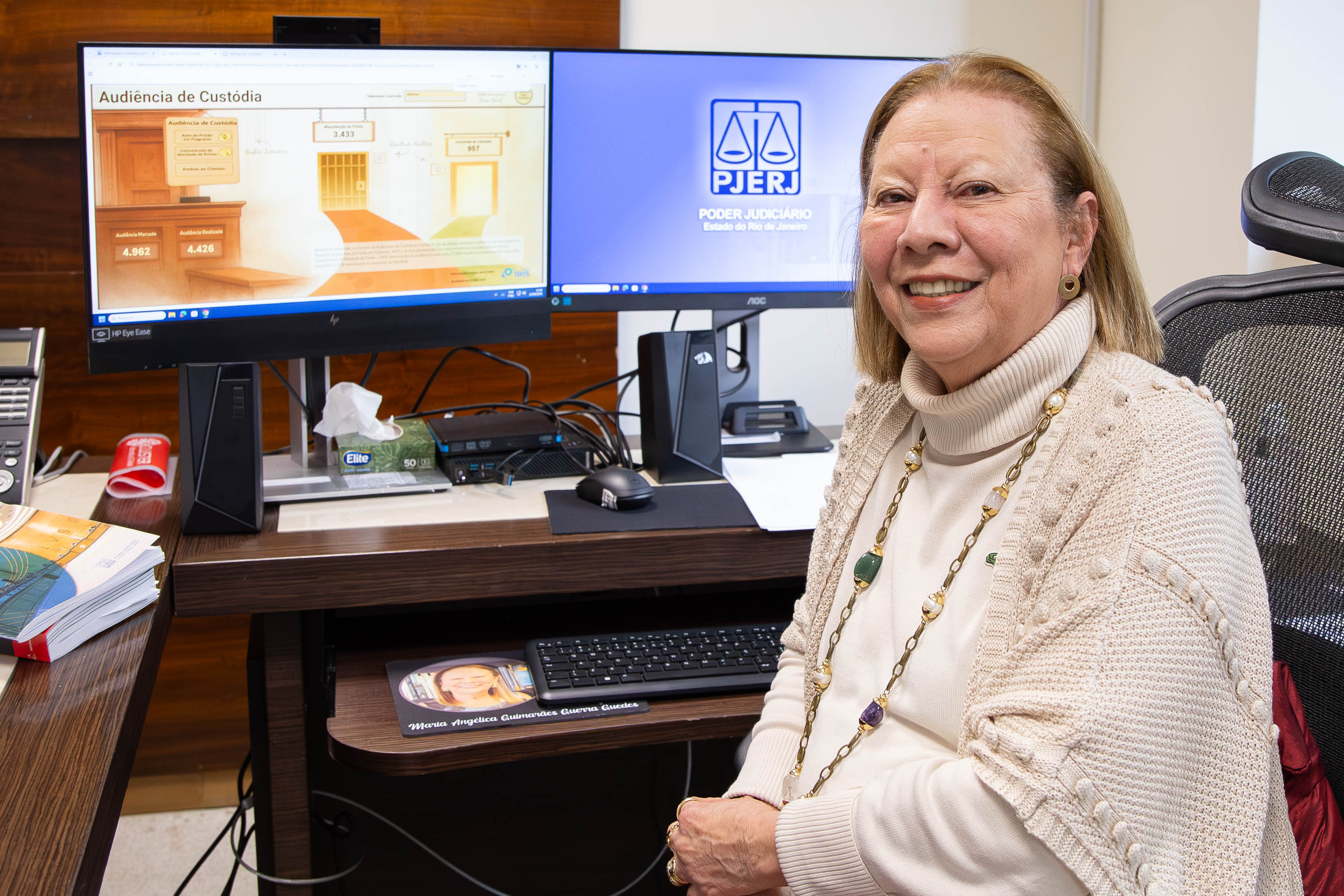 Foto da desembargadora Maria Angélica Guimarães no gabinete
