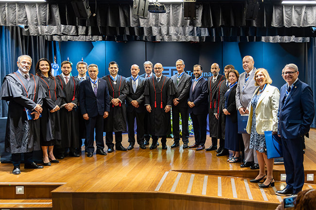 Imagem posada com os agraciados pelo “Colar do Mérito do Tribunal de Contas do Estado do Rio de Janeiro” no Auditório do Tribunal de Contas do Estado do Rio de Janeiro