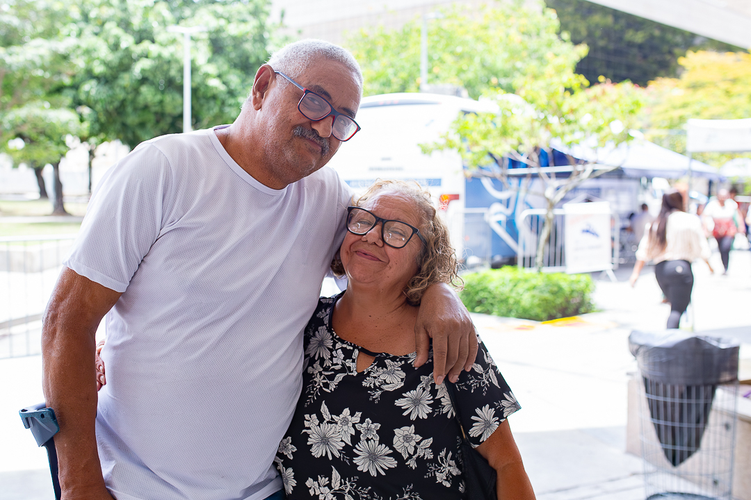 Imagem de Aluiso e Ana Maria abraçados