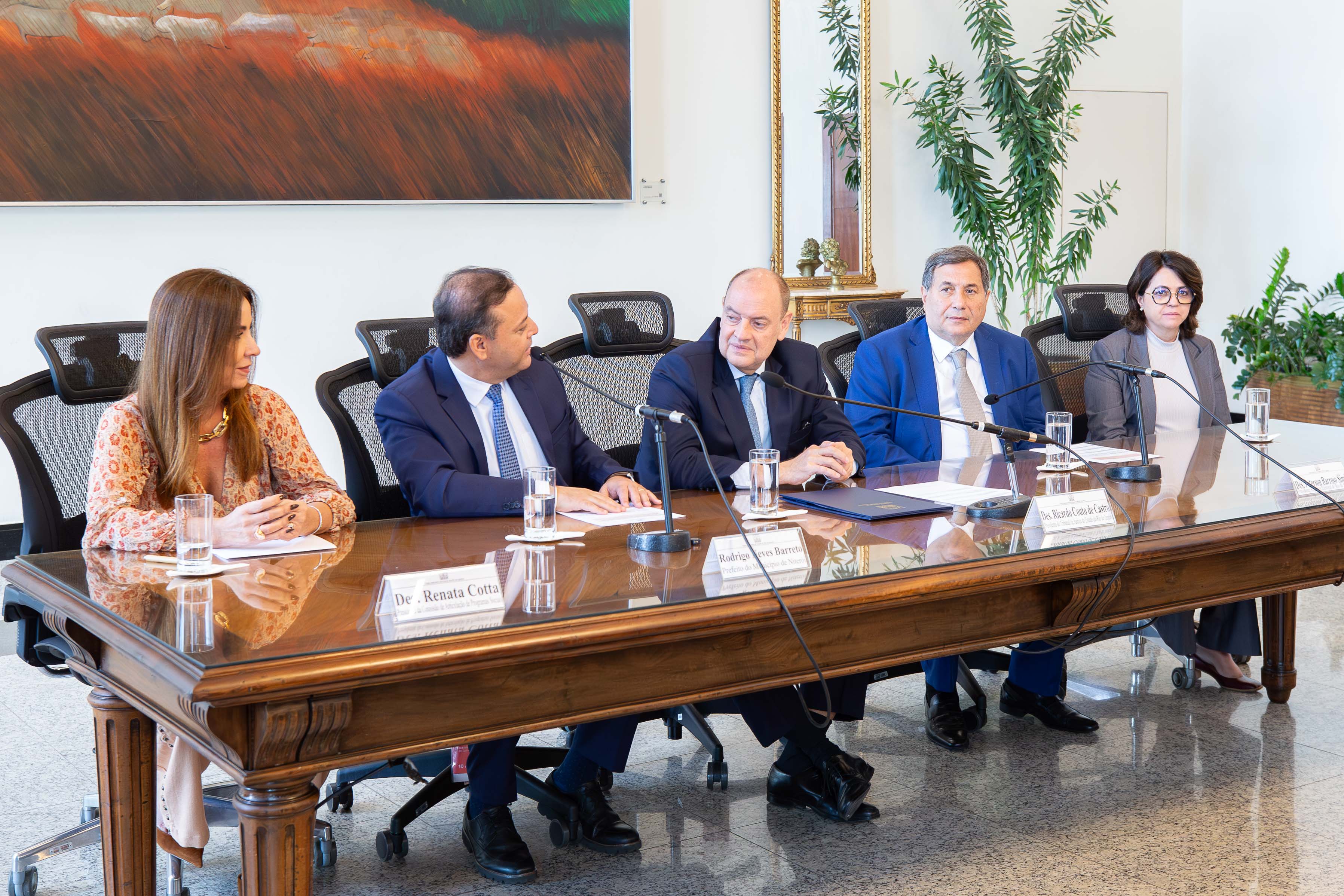 Da esquerda para a direita: desembargadora Renata Cotta, presidente da Comissão de Articulação de Programas Sociais; Rodrigo Neves, prefeito de Niterói; desembargador Ricardo Couto, presidente do TJRJ; desembargador Peterson Barroso Simão, presidente Regional Eleitoral do Rio de Janeiro; e Luciana Ortiz Zanoni, presidente do Comitê POP RUA JUD Nacional