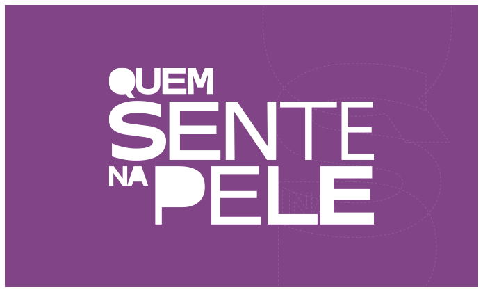 A imagem apresenta um layout gráfico simples e impactante, com fundo em tom roxo/lilás.  No centro, há um texto em letras grandes, brancas e em negrito, organizado de forma vertical e com variação de tamanho entre as palavras, formando a frase: “QUEM SENTE NA PELE”. A palavra “SENTE” aparece em destaque, maior que as demais, reforçando a mensagem.  Ao fundo, de maneira sutil, há traços gráficos em linhas finas que lembram contornos ou elementos abstratos, quase como uma textura, sem interferir na leitura do texto principal.