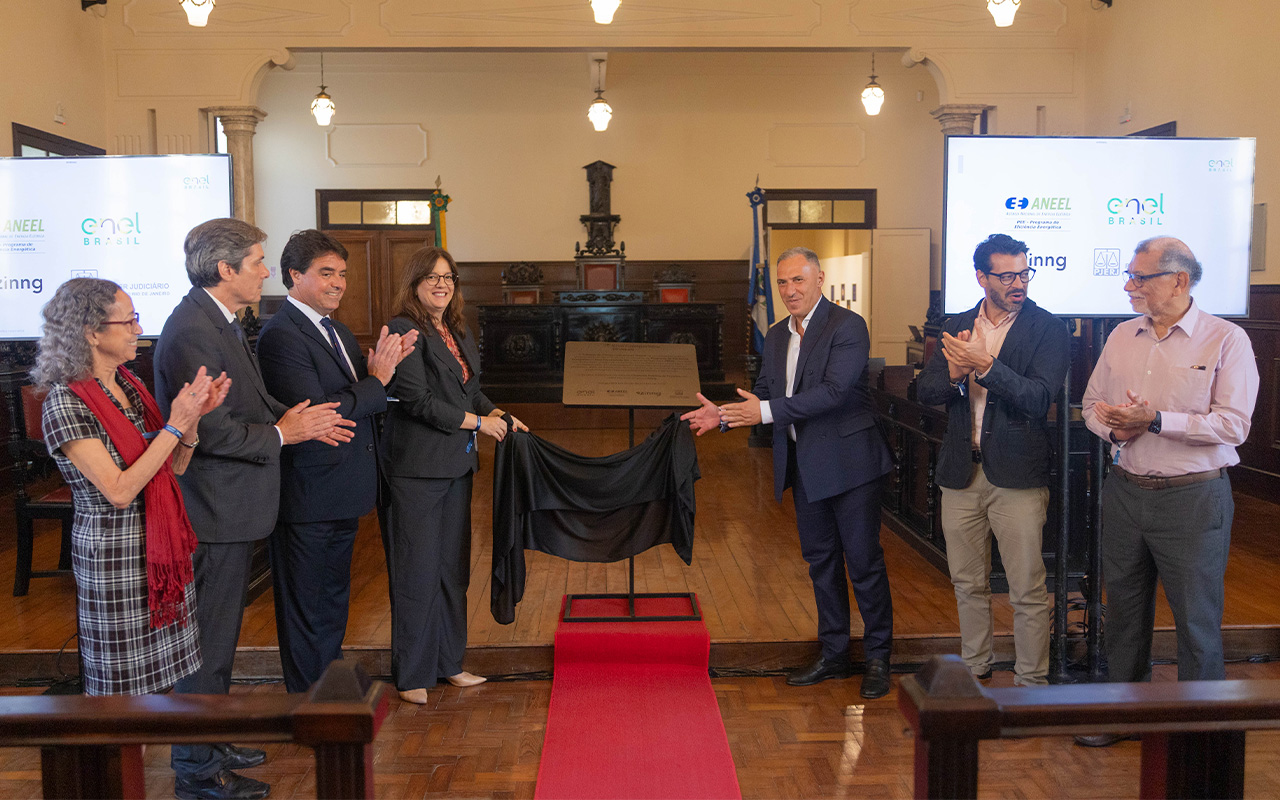 Da esquerda para direita: presidente do Conselho de Consumidores da Enel Rio, Marta Menezes; secretário-Geral de Logística, Bruno Coelho da Silva; secretário-Geral de Sustentabilidade e Responsabilidade Social, Carlos Eduardo Menezes da Costa; juíza auxiliar da presidência,  Paula Feteira Soares; presidente da ENEL Rio, Franscesco Moliterni; responsável pelo setor de sustentabilidade da ENEL Rio, Leonardo Soares; responsável técnico da ZINNG,  Pedro Paulo