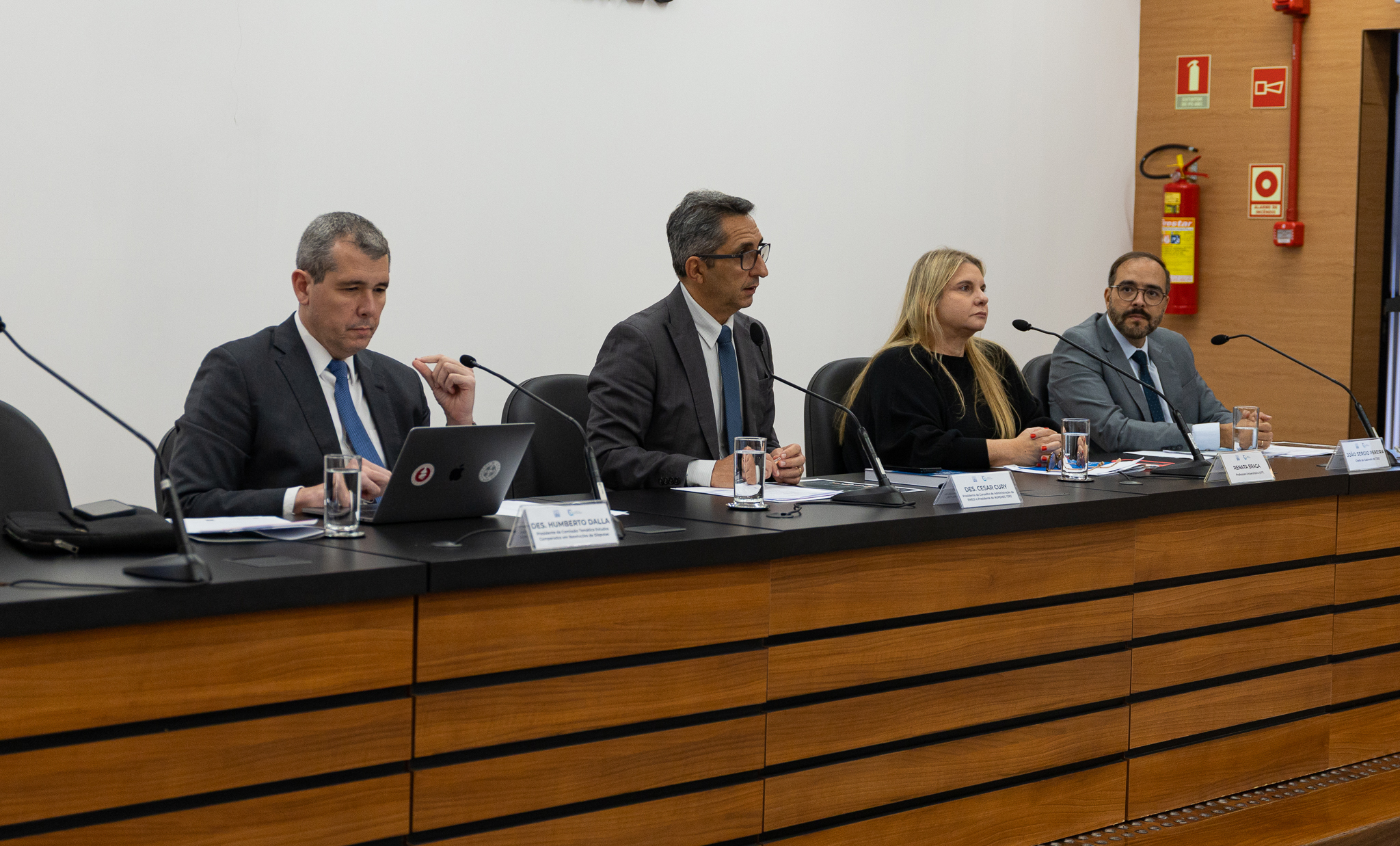 Da esquerda para direita: presidente da Comissão Temática de Estudos Comparados em Resoluções de Disputas, desembargador Humberto Dalla; presidente do Conselho de Administração da Emedi, desembargador Cesar Cury;  professora e mestre em Direito Civil, Renata Braga; e o professor e Chefe de Gabinete do TJRJ, João Sergio Pereira debateram os avanços da tecnologia no Direito e a utilização da inteligência artificial