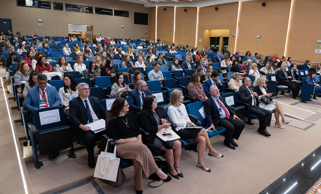 Imagem da plateia no auditório desembargador Antônio Carlos Amorim