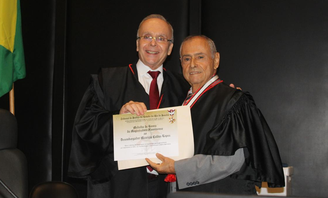 Presidente do TJRJ, desembargador Ricardo Rodrigues Cardozo, entregou ao desembargador Maurício Caldas Lopes a Comenda da Magistratura Fluminense 