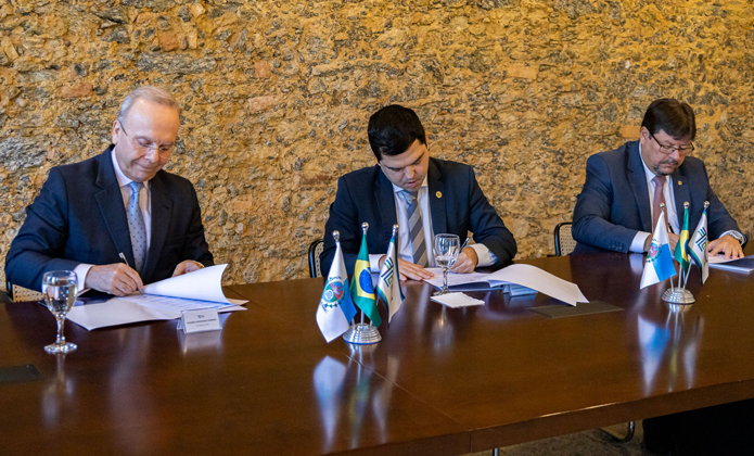 O presidente do TJRJ, desembargador Ricardo Cardozo, assina a nota recomendatória com o presidente do TCE, conselheiro-presidente Rodrigo Melo do Nascimento, e o procurador-geral de Justiça, Luciano Mattos de Souza