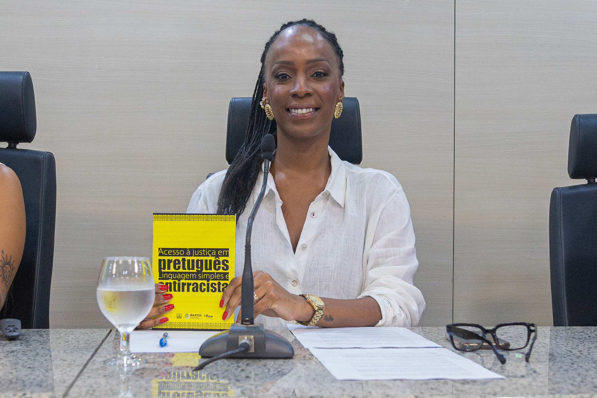                                               Servidora do Tribunal de Justiça do Rio de Janeiro Isis Saint Clair mostra cartilha produzida pelo Napjus 