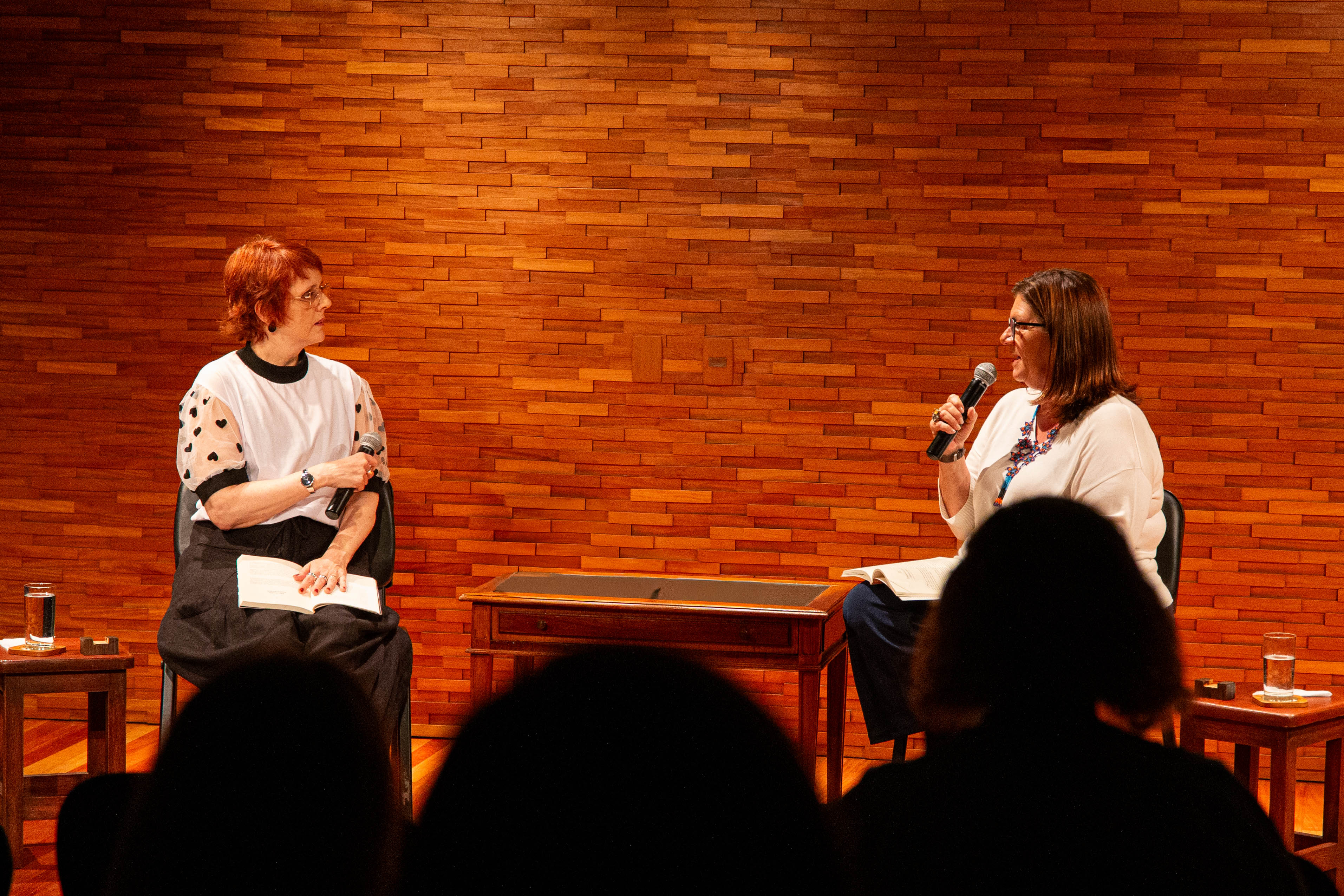 Da esquerda para a direita, jornalista Bianca Ramoneda e desembargadora Andrea Pachá no palco da Sala Multiuso 